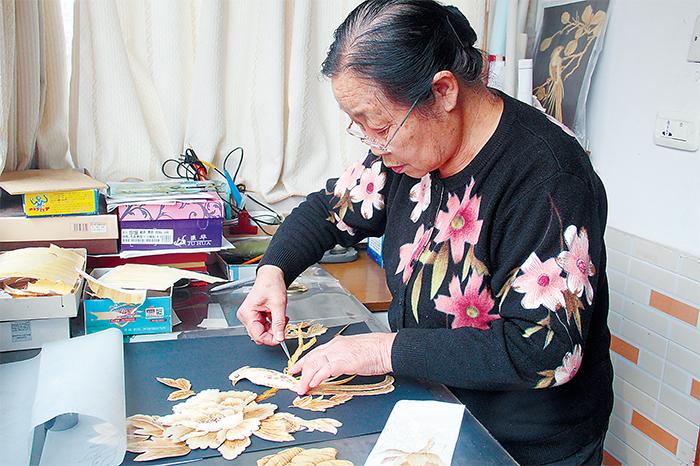 72歲老人的別樣生活:剪紙、做麥秸畫、旅游寫生